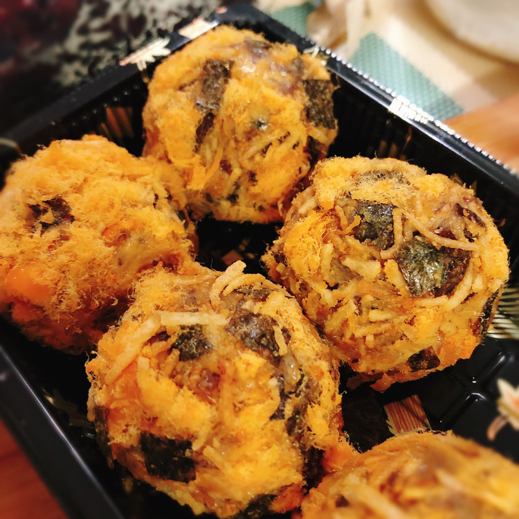 紫米肉松饭团，好吃不胖的做法