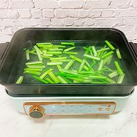 芹菜炒肉的做法图解1