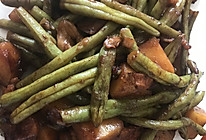 五花肉土豆焖豆角的做法