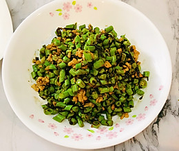 橄榄菜土鸡胸肉炒豆角的做法