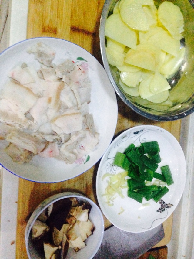 土豆片回锅肉～回锅肉已炉火纯青，每次光盘让我很有成就感的做法图解1