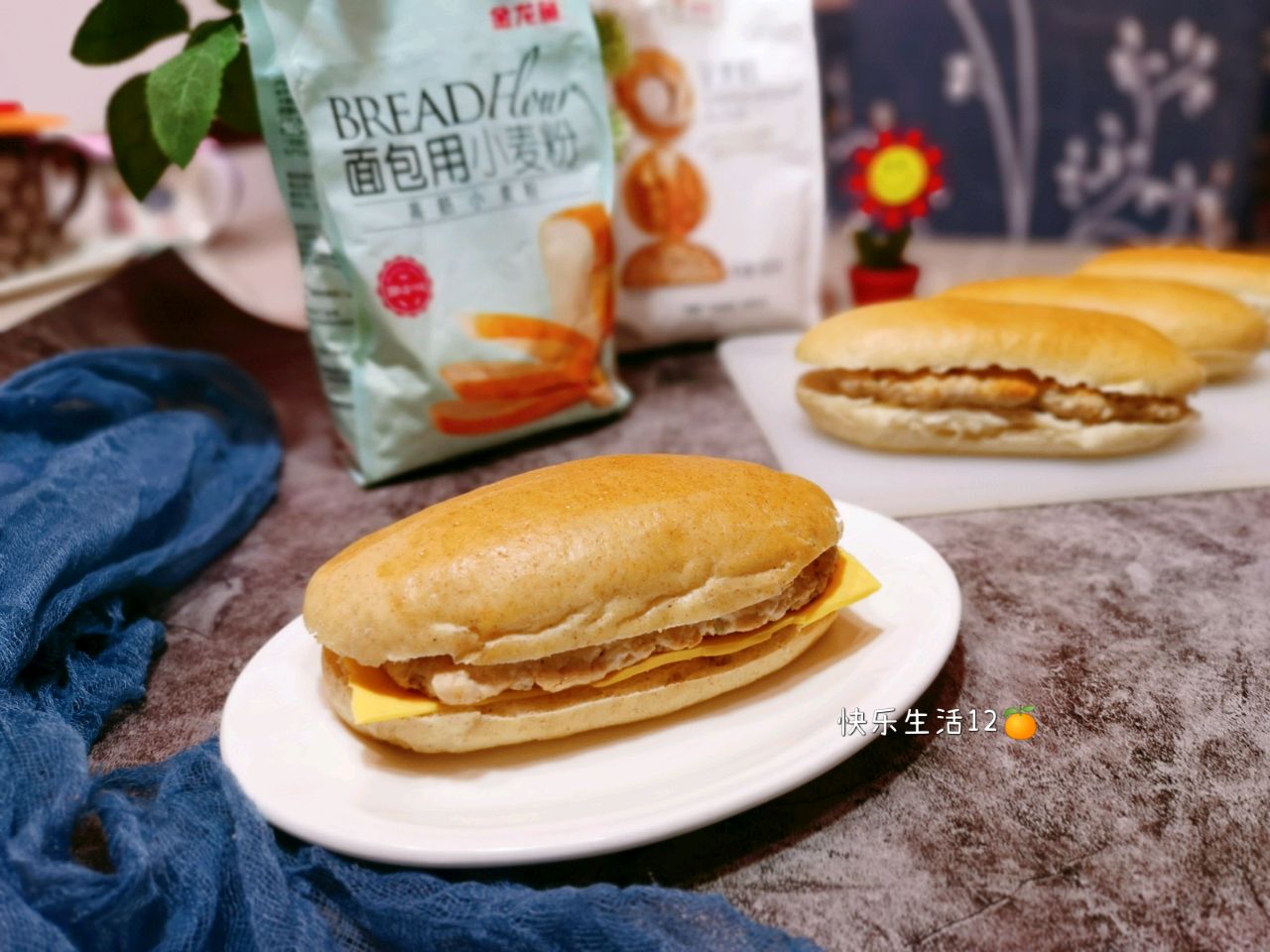 ciabatta 帕尼尼三明治配鸡肉和番茄高清摄影大图-千库网
