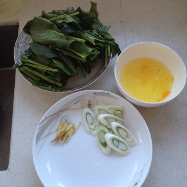 蛋清菠菜的做法图解1