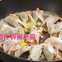 #味达美星厨X小厨中秋团圆宴#冰花加拿大北极虾芝士煎饺的做法图解9