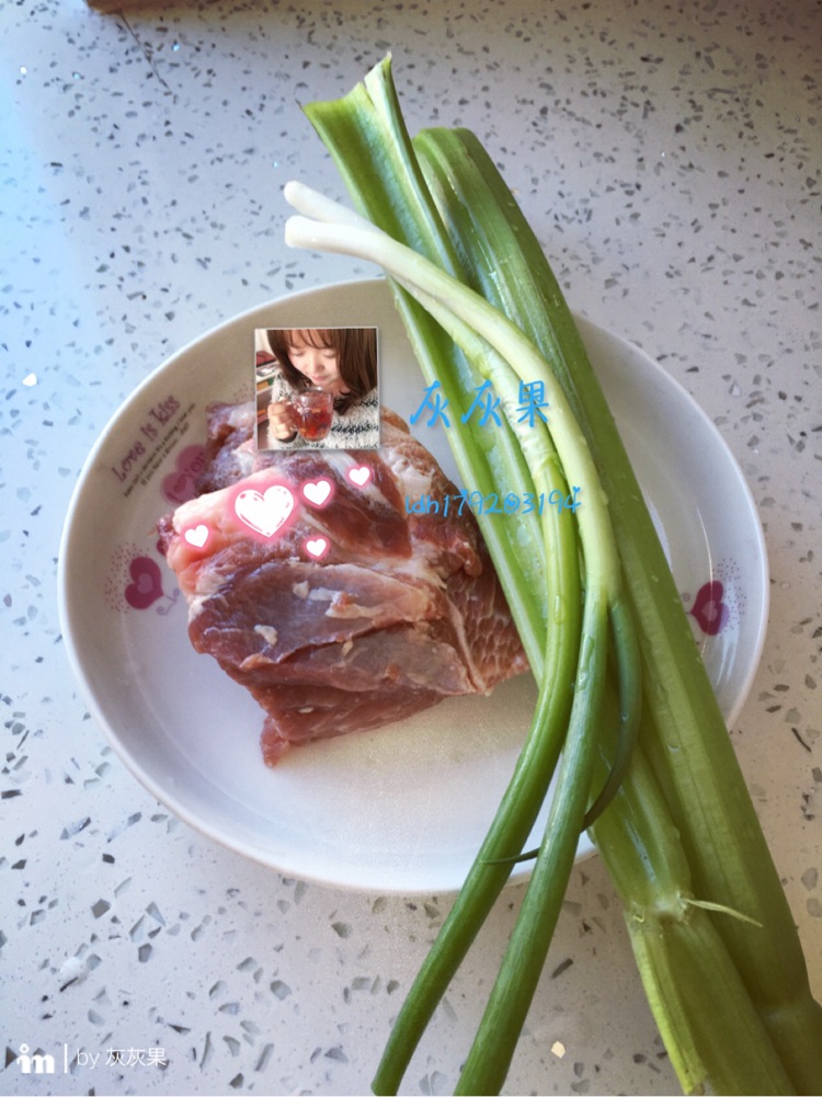 西芹炒肉的做法图解1