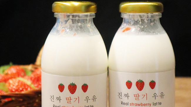 自制草莓牛乳，奶甜奶甜的口感超赞的做法