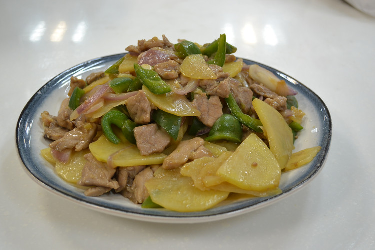 电锅菜——土豆青椒洋葱炒猪肉的做法