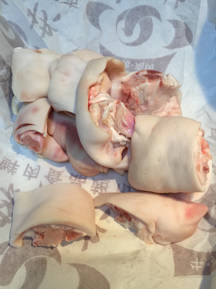 铸铁锅炖猪蹄的做法图解1