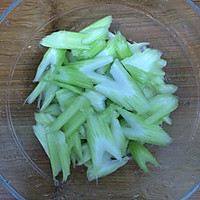核桃西芹炒鲜百合的做法图解2
