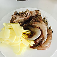 干锅土豆排骨虾的做法图解2