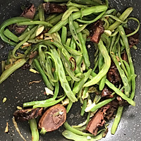 卤鸭炒扁豆丝的做法图解5