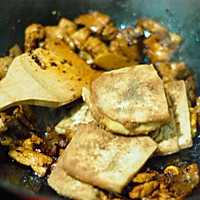 香煎嫩豆腐炒肉片的做法图解10