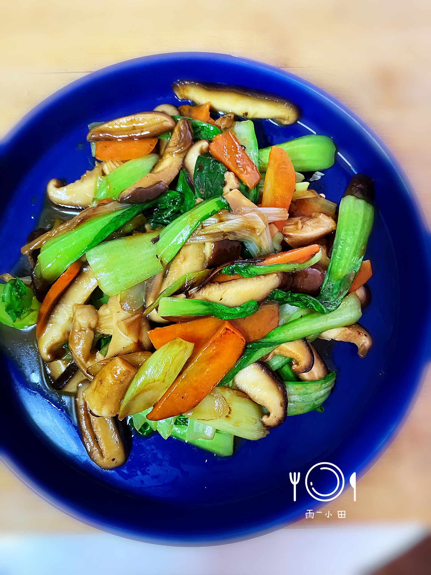 Mushroom and green vegetables in oyster sauce