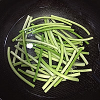 凉拌蒜薹的做法图解1
