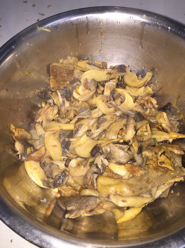 五花肉炒鲜蘑