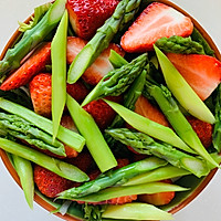 #餐桌上的春日限定#为春天而生的草莓芦笋沙拉的做法图解6
