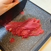 #仙女们的私藏鲜法大PK# 窝蛋牛肉饭，茶餐厅的招牌的做法图解1