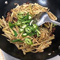 腊肉春笋的做法图解7