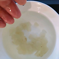 牛奶木瓜桃胶雪燕皂角米的做法图解3