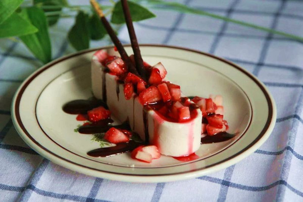草莓芝士慕斯蛋糕--没有烤箱也能做精致甜点。