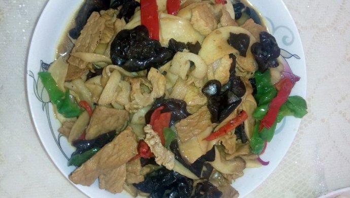 青椒木耳鸡腿菇炒肉片
