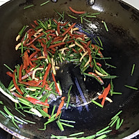 韭菜花炒辣椒和鸡胸片的做法图解5