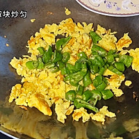 #为爱下厨 七夕橄浪漫#青椒炒鸡蛋的做法图解2