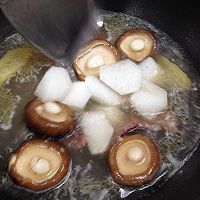 美食厨房之火腿萝卜香菇汤 的做法图解4