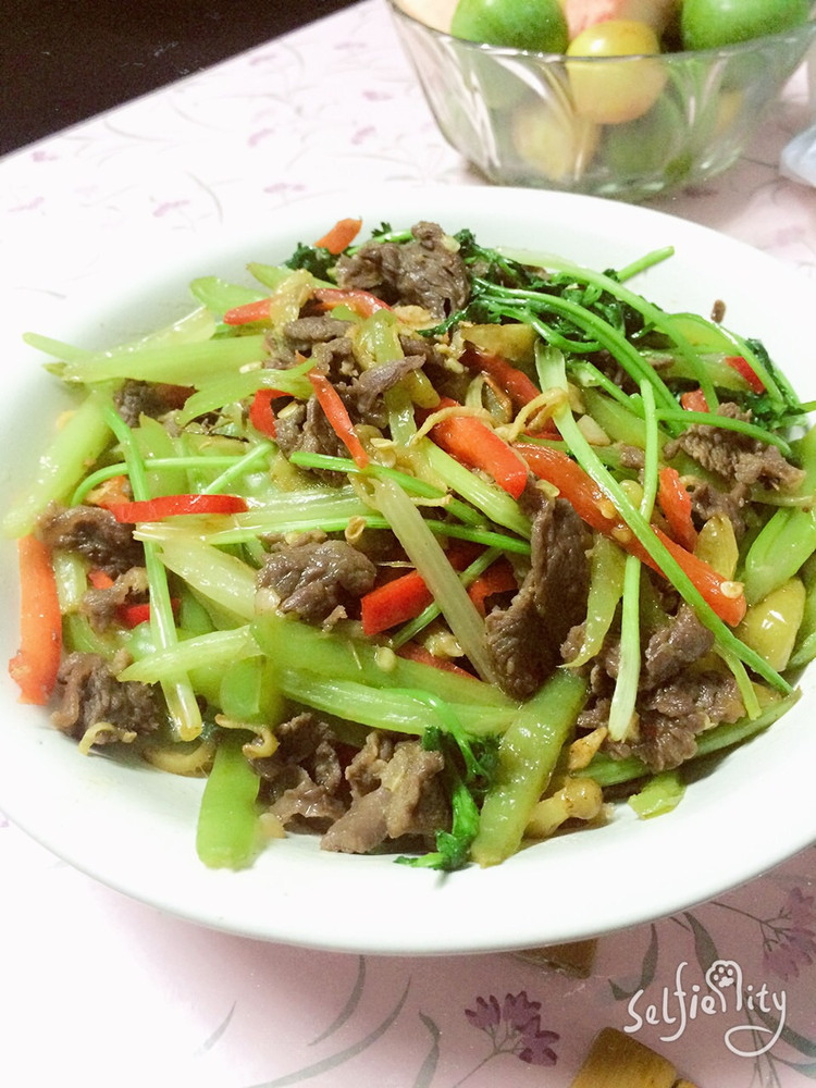 芹菜炒牛肉的做法