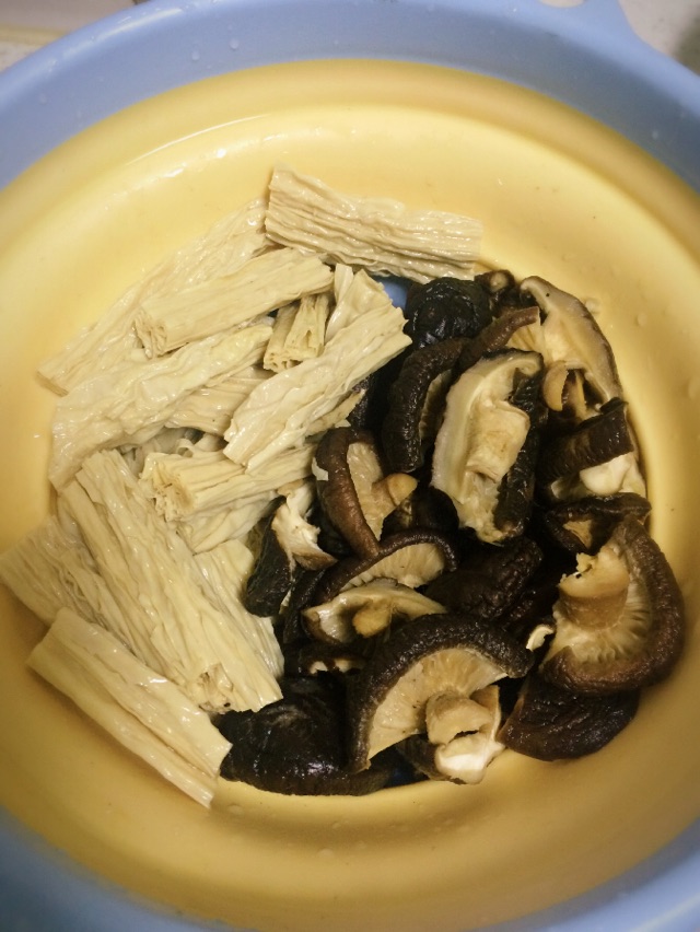 腐竹香菇烧排骨的做法图解1