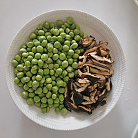 土豆腊肠豌豆仁焖饭的做法图解3