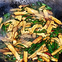 干饭人最爱的尖椒炒香干的做法图解8