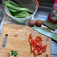 DIY减肥食谱—西红柿油菜鸡蛋汤的做法图解1