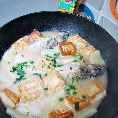 煮一锅奶白色的鲫鱼豆腐萝卜汤