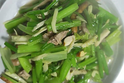 家常芹菜笋条豆干炒肉