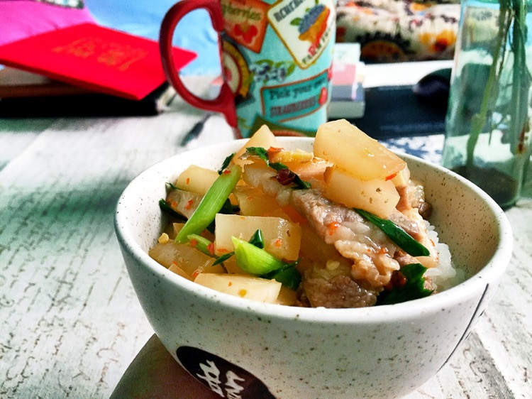 酸萝卜炒五花肉的做法