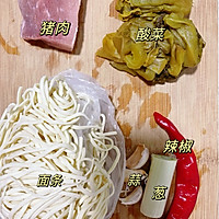 #鸡汁入家宴 感恩正当“食”#酸菜肉丝面，这一碗好满足！的做法图解1
