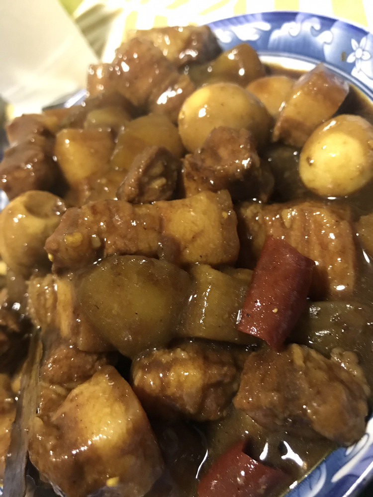 红烧肉炖鹌鹑蛋的做法