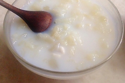 杏仁牛奶皂角米银耳汤（电饭煲20分钟也能炖出浓浓胶质哟～