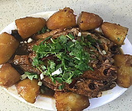 扒皮鱼炖土豆的做法