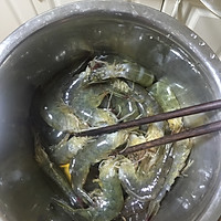 马来风味咸蛋黄焗虾的做法图解1