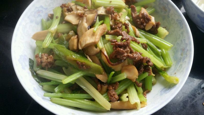 土芹菜炒肉丝