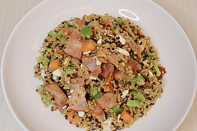 减脂三色藜麦培根咸鸭蛋耳光炒饭