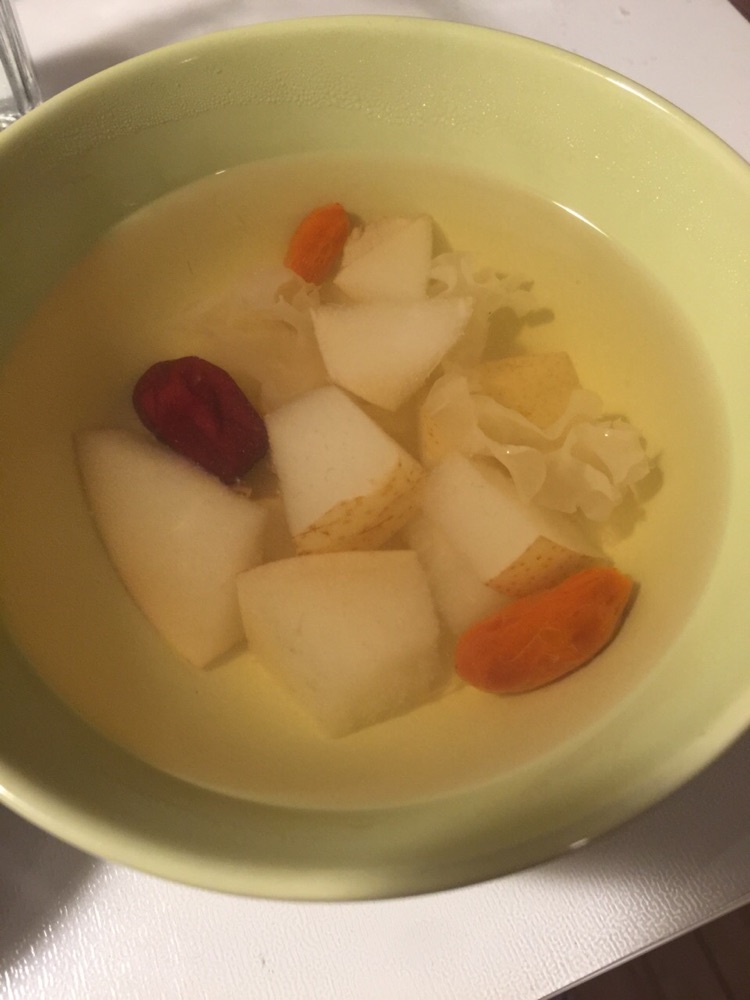 红枣枸杞银耳雪梨汤 咳嗽必备，润肺哦的做法图解3