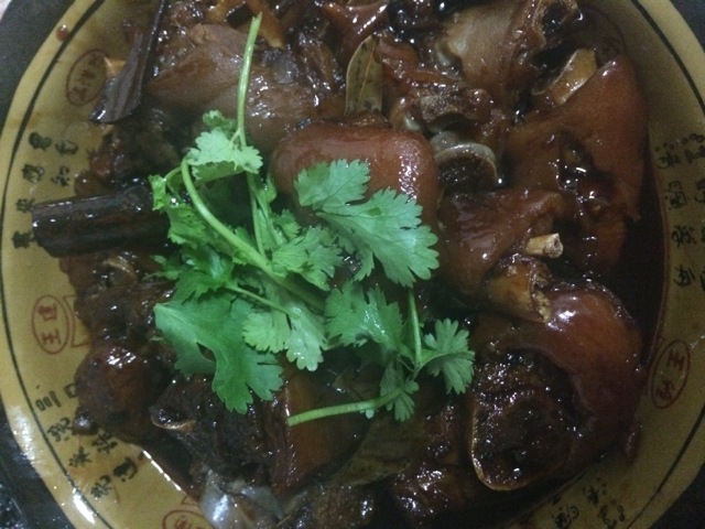 冰糖猪脚的做法图解1