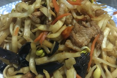 豆芽焖面