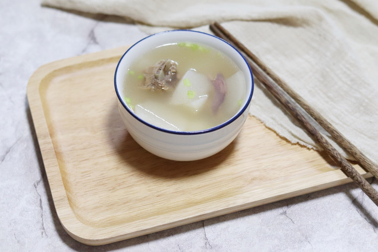 萝卜排骨汤（健胃消食、润秋燥）的做法