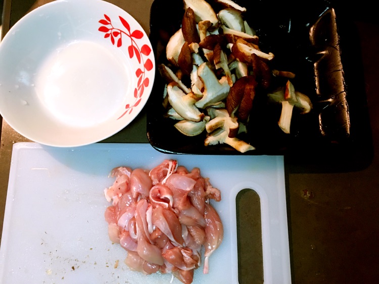 香菇滑鸡的做法图解1