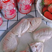 #肉食主义狂欢#珐酷草莓奶啤&烤翅薯条的做法图解3