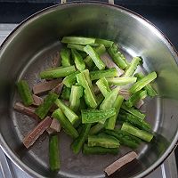 #夏至日，大口吃面# 苦瓜炒咸肉的做法图解4